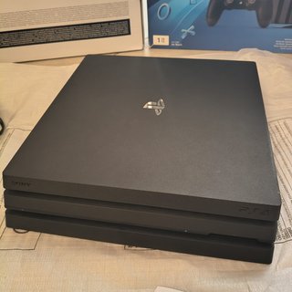 PS4 Pro 1TB Full Box Pari al Nuovo + 4 Controller