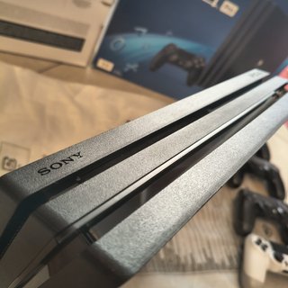 PS4 Pro 1TB Full Box Pari al Nuovo + 4 Controller