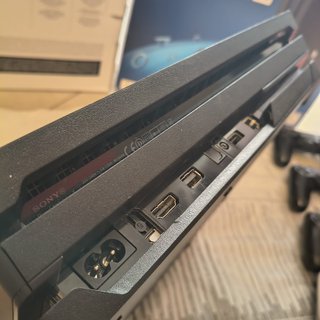 PS4 Pro 1TB Full Box Pari al Nuovo + 4 Controller