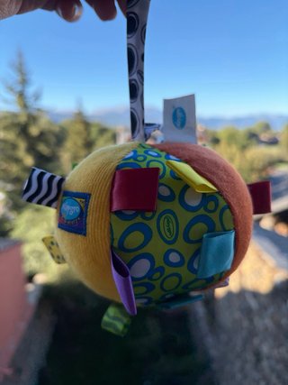 Pelota sensorial para bebés Playgro