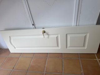 Puerta blanca con manilla dorada