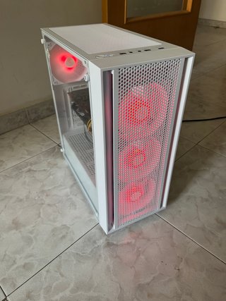 PC Gaming Blanca con luces RGB