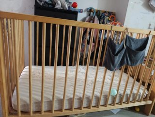 Cuna de madera con colchón