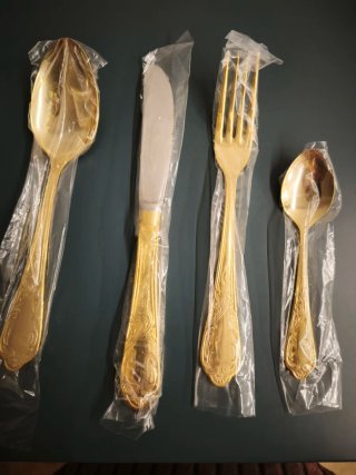 Cubertería dorada de metal