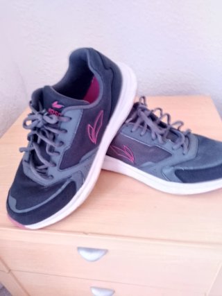 Zapatillas running unisex Ipso grises y rosas