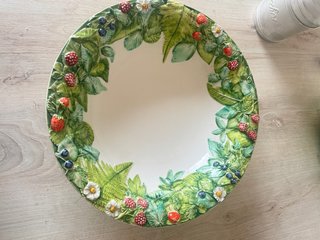 Portafrutta in ceramica con frutti di bosco