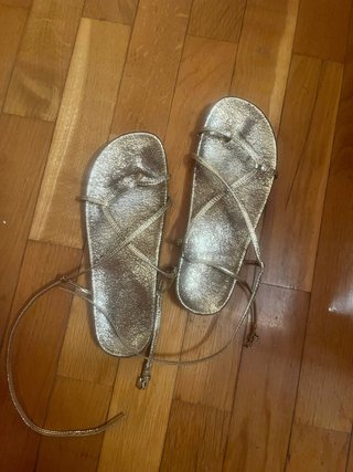 Sandalias doradas planas