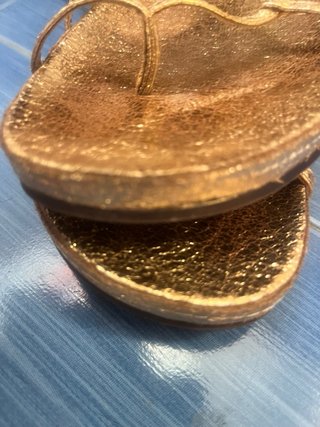 Sandalias doradas planas