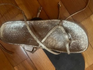 Sandalias doradas planas