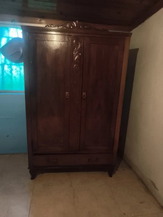 Armario de madera maciza restaurado