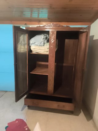 Armario de madera maciza restaurado