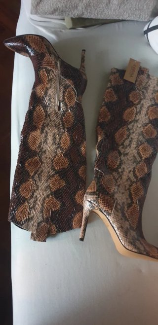 Botas altas imitación piel serpiente. Nuevas con e