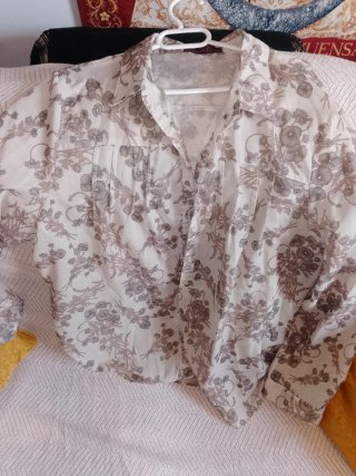 Ropa de mujer con estampado floral