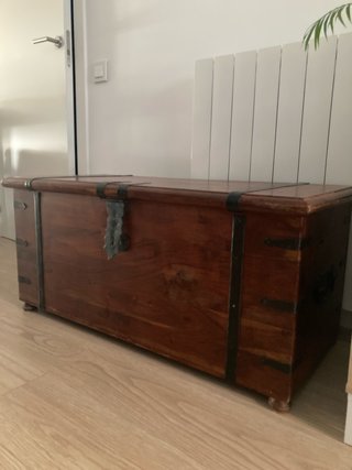 Baúl de madera con detalles metálicos