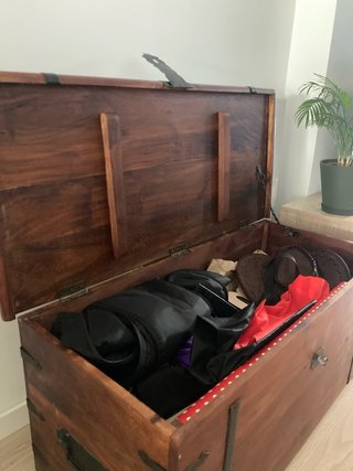Baúl de madera con detalles metálicos