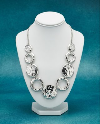 Collar plateado con círculos martillados