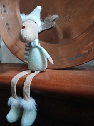 Pupazzo renna peluche con cappello e sciarpa