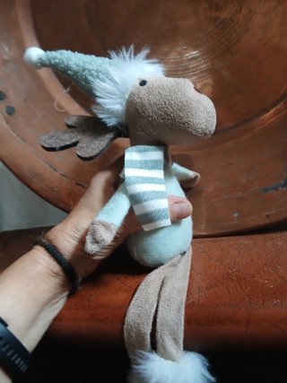 Pupazzo renna peluche con cappello e sciarpa