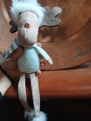 Pupazzo renna peluche con cappello e sciarpa