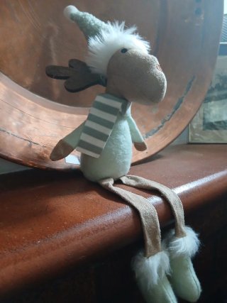Pupazzo renna peluche con cappello e sciarpa