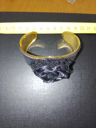 Pulsera de piel y tela con flor