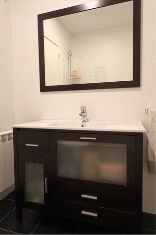 Mueble de baño y espejo madera oscura