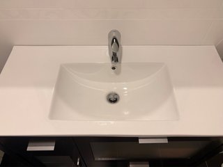 Mueble de baño y espejo madera oscura