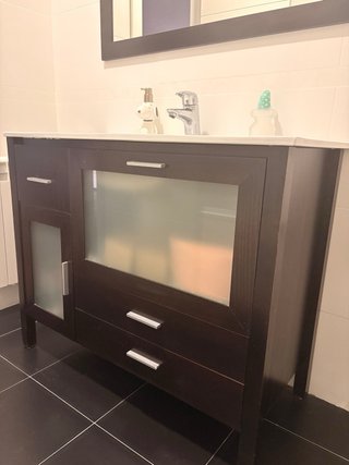 Mueble de baño y espejo madera oscura