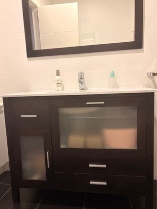 Mueble de baño y espejo madera oscura