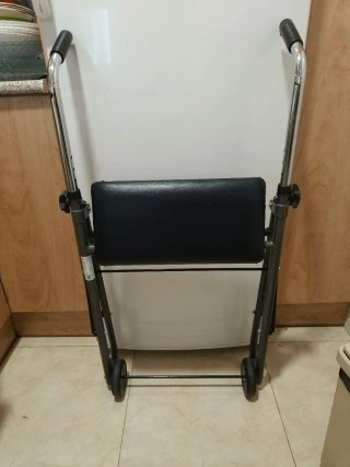 Andador con asiento y ruedas