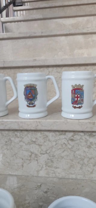 8 jarras blancas con escudo de capitales andaluza