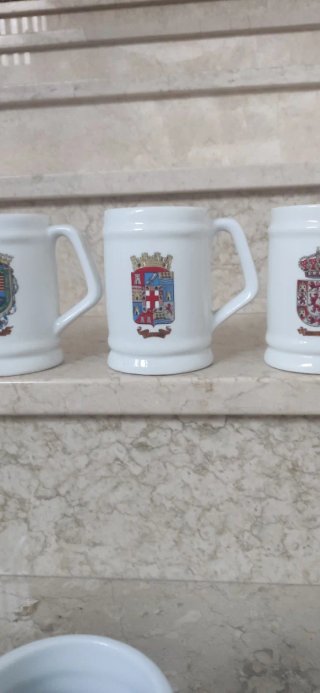 8 jarras blancas con escudo de capitales andaluza