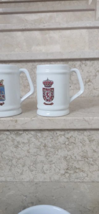 8 jarras blancas con escudo de capitales andaluza