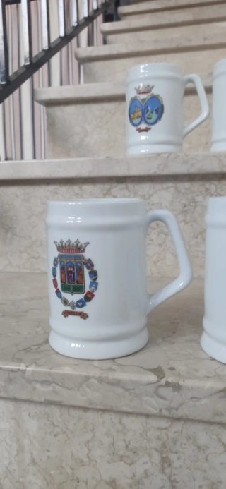 8 jarras blancas con escudo de capitales andaluza