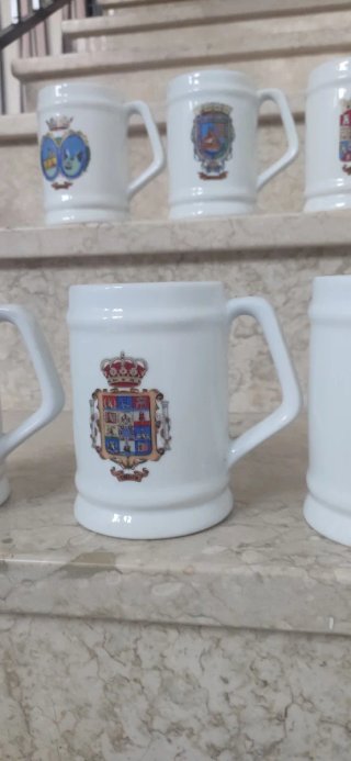 8 jarras blancas con escudo de capitales andaluza