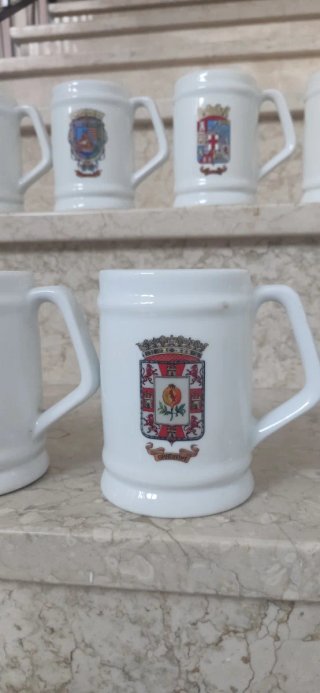 8 jarras blancas con escudo de capitales andaluza