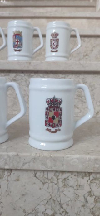 8 jarras blancas con escudo de capitales andaluza