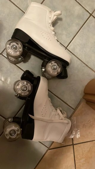 Pattini a rotelle bianchi