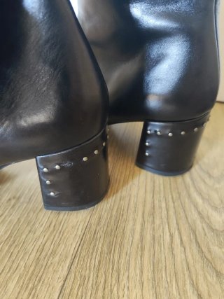 Botín piel negro tacón cuadrado tachuelas
