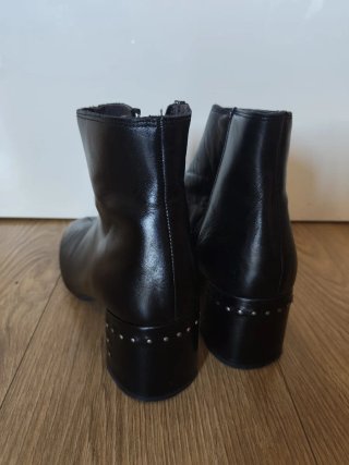 Botín piel negro tacón cuadrado tachuelas