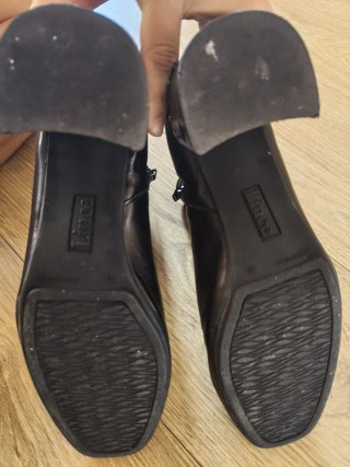 Botín piel negro tacón cuadrado tachuelas