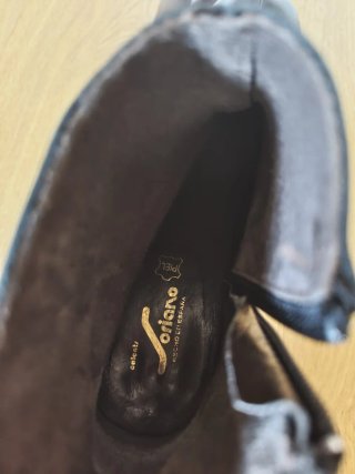 Botín piel negro tacón cuadrado tachuelas