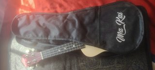 Ukelele marca Ma Kai con funda