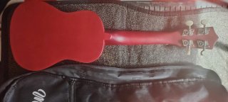 Ukelele marca Ma Kai con funda