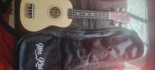 Ukelele marca Ma Kai con funda