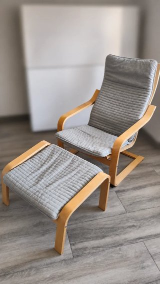 Butaca y reposapiés Ikea madera