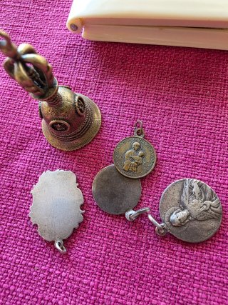 Antigüedades religiosas: libro y medallas
