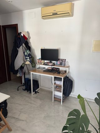 Escritorio madera con reposamonitores