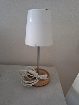Lámpara de mesa blanca y madera