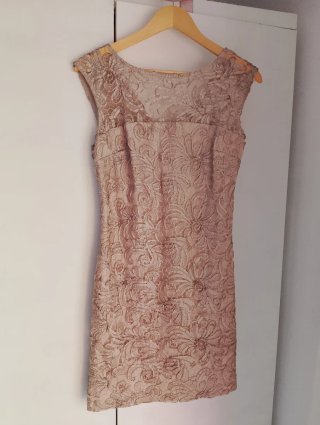 Vestido de fiesta beige con encaje